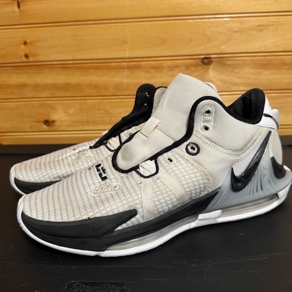 Nike White Black Lebron Witness VII Basketball Sneakers DZ3299-100 Men’s Size 9